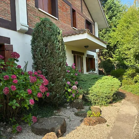 Дом отдыха Caserio Arrigorri Familiar Con Jardin Y Vistas Al Gorbea, Alava Мургуия